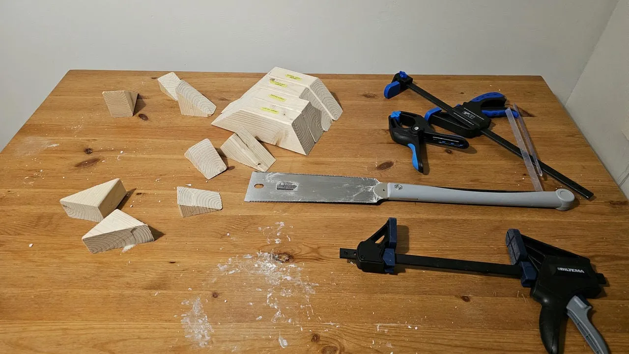 "Workshop" for sawing off angles